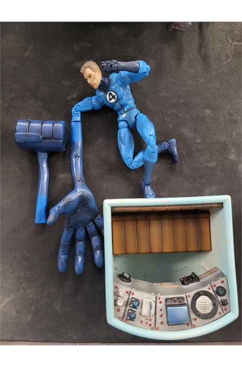 Marvel Legends Mister Fantastic W/Fantasticar Piece (B) Pre-Owned 