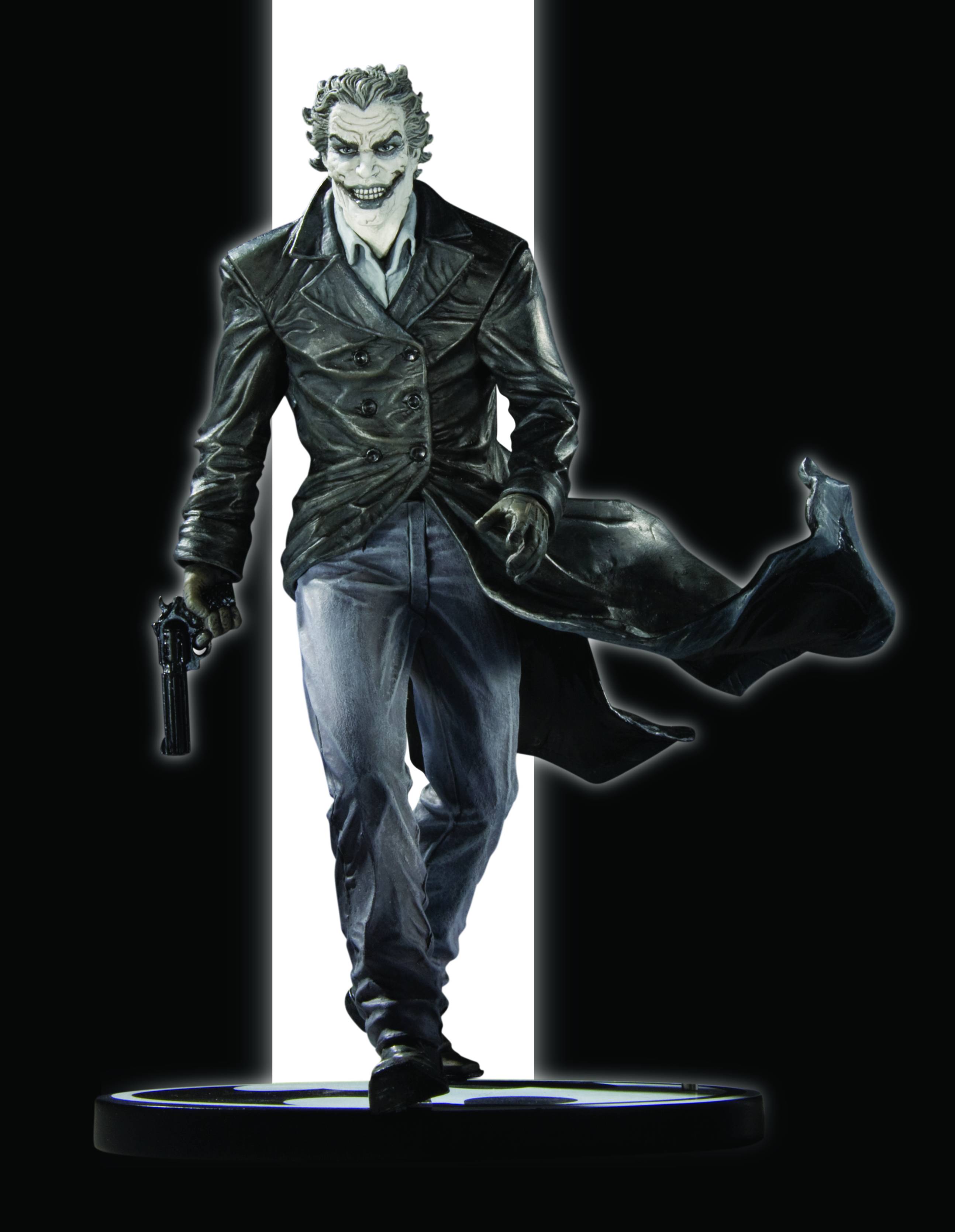 Batman Black & White Statue Joker by Lee Bermejo