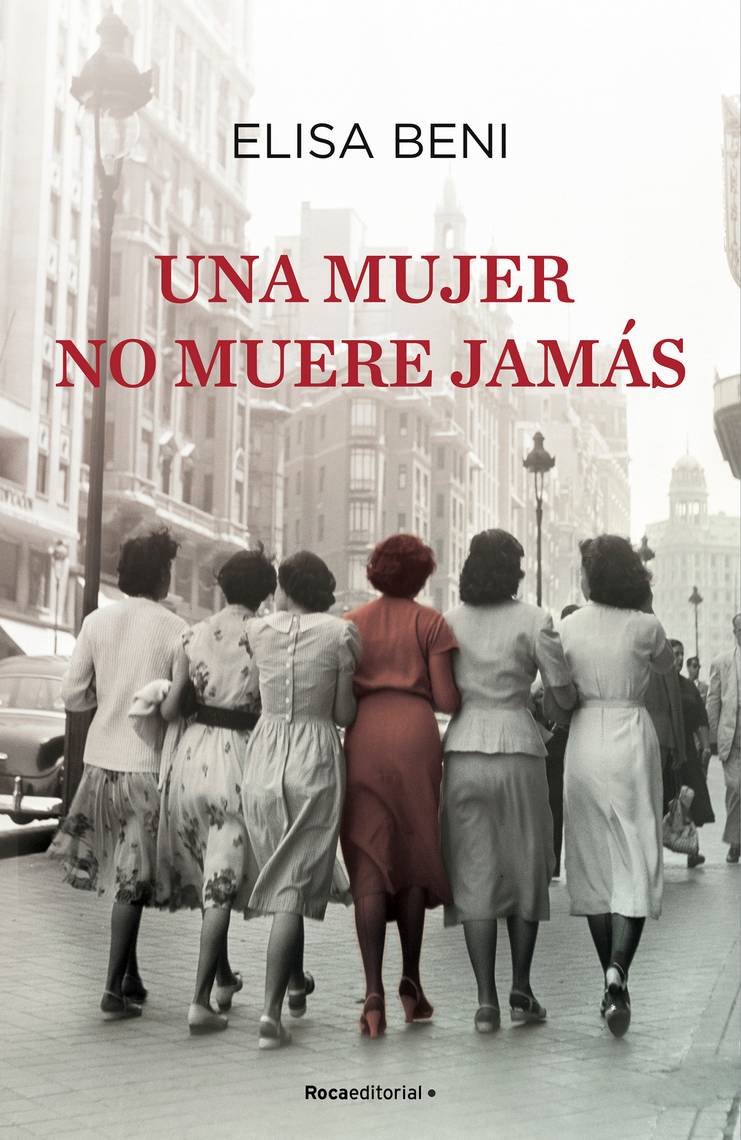 Una Mujer No Muere Jamás/ A Woman Never Dies (Hardcover Book)